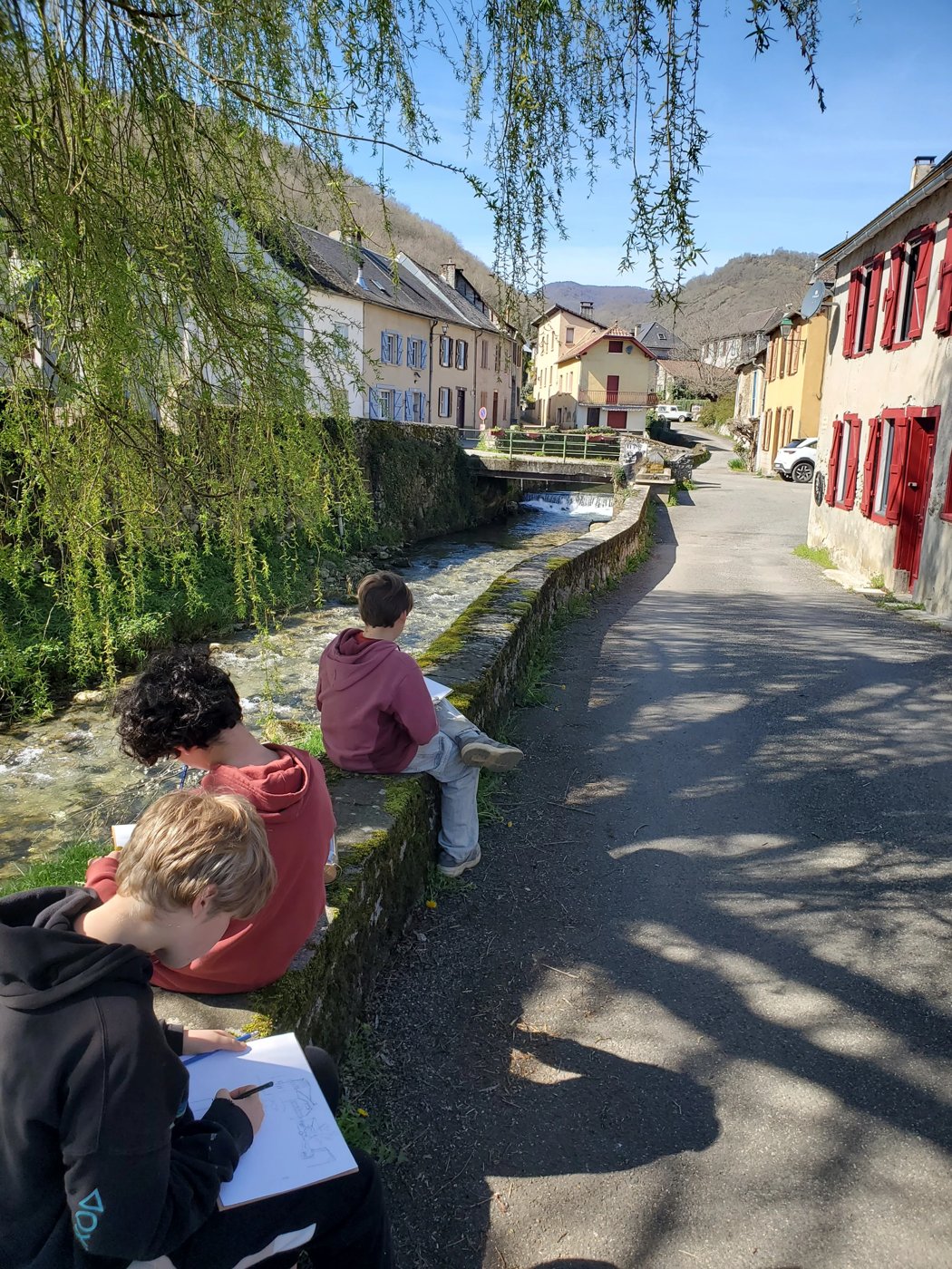 École Pleine Nature — sortie dessin dans le village
